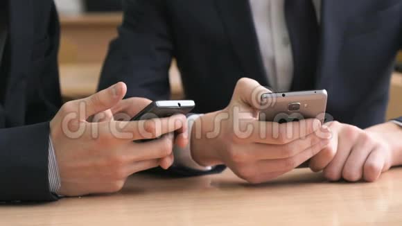 商人用手机写短信视频的预览图