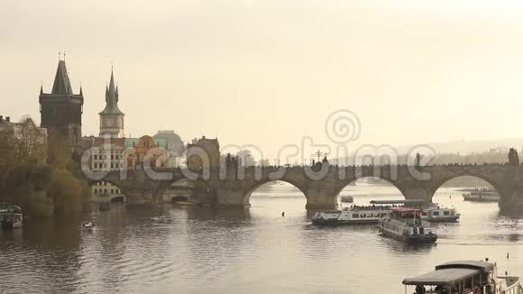 布拉格查尔斯桥上的游客在日落时乘坐旅游船的背景下总体计划视频的预览图