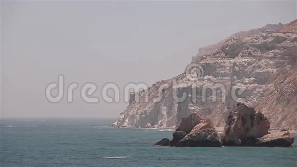 这座山流入大海海岸有岩石蓝天沙滩海浪希腊塞浦路斯游泳池视频的预览图