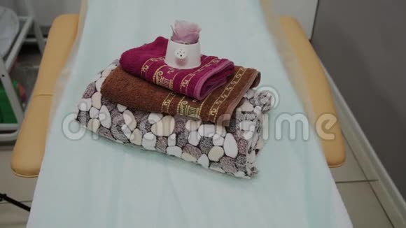 空房间配有毛巾枕头和鲜花的泰式按摩休息室视频的预览图