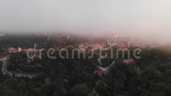 在一个雾蒙蒙的早晨葡萄牙辛特拉市的景色从一架无人驾驶飞机上射出视频的预览图