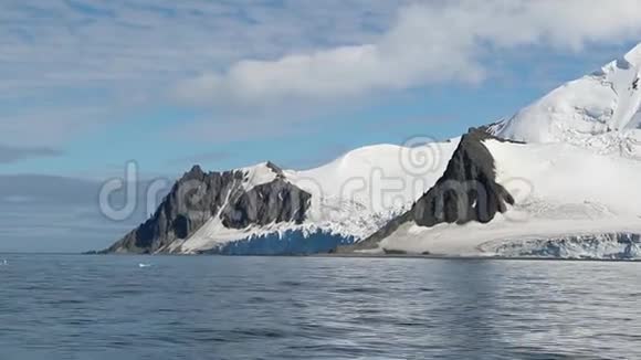 南极洲海岸的群山覆盖着一层雪安德列夫视频的预览图