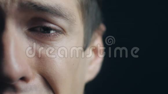 闭上哭泣的人的眼睛视频的预览图
