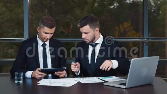 两个年轻的女商人用笔记本电脑工作视频的预览图