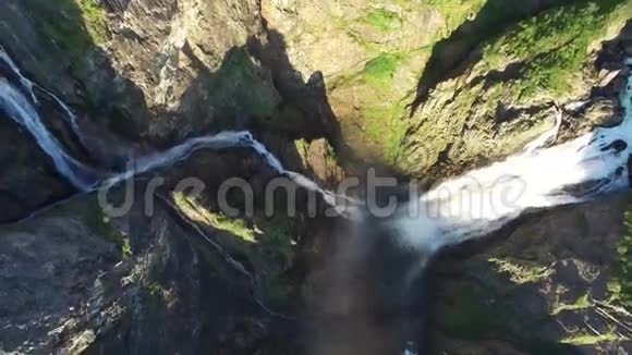 小木桥横跨大河溪石岩山崖林瀑布空中自然景观视频的预览图
