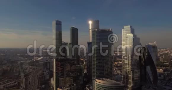 日出时太阳在云层后面您可以鸟瞰莫斯科国际商务中心莫斯科城市摩天大楼视频的预览图