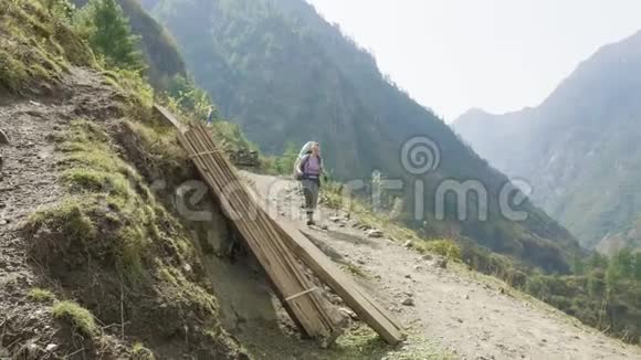 在玛纳斯鲁山周围尼泊尔小路上的背包客视频的预览图