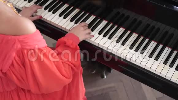 一位美丽的美甲女子慢动作弹钢琴视频的预览图