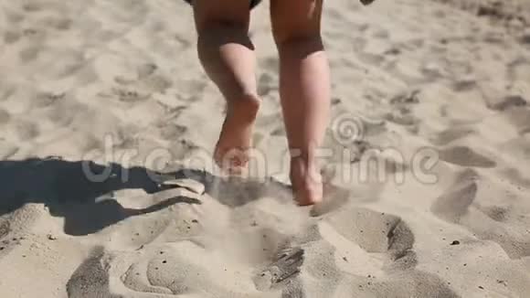 那个女孩正沿着沙子跑女孩正沿着沙滩奔跑视频的预览图