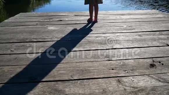 码头上的女孩在阳光下快乐视频的预览图
