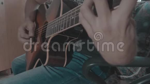 他用吉他演奏音乐视频的预览图