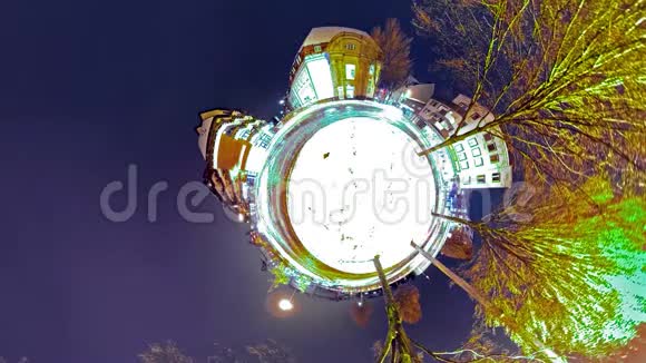 城市中夜间环形交叉路口的抽象小行星视图视频的预览图