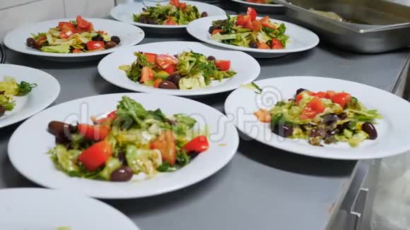 健康的虾沙拉混合蔬菜和西红柿视频的预览图