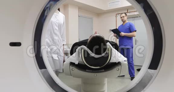 4K杨白种人被现代医院的磁共振成像扫描仪扫描视频的预览图