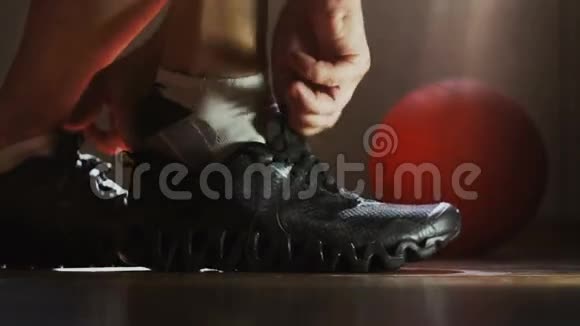 运动员穿运动鞋系鞋带视频的预览图