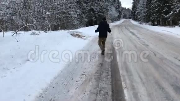 摄像机追踪一个在冬天的路上跳舞的人视频的预览图