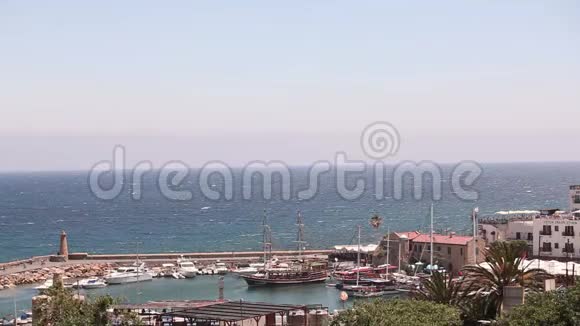 港口和中世纪城堡在凯里尼亚市塞浦路斯风景的凯里尼亚旧港口停泊船只的小海湾视频的预览图