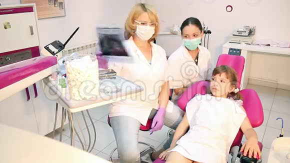 牙医和护士检查x光视频的预览图