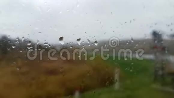 雨滴滴在火车的玻璃上视频的预览图
