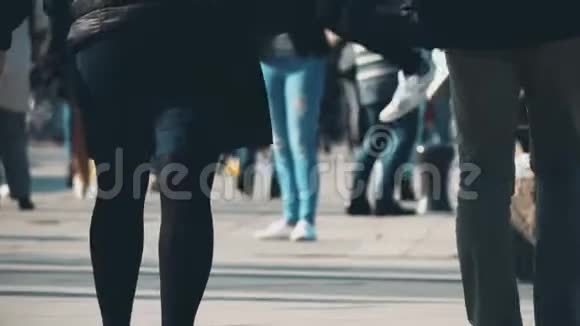 无法辨认的人走在步行街上视频的预览图