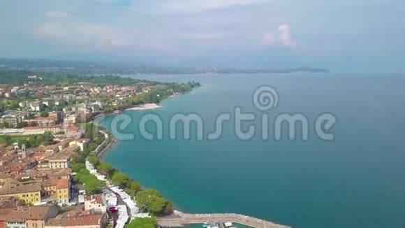 意大利加尔达湖的船只和海岸鸟瞰图暑假飞越拉戈迪加尔达的船只和海岸线视频的预览图