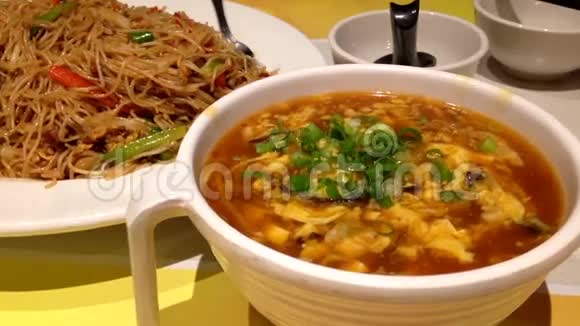 吃中国炒面和汤视频的预览图