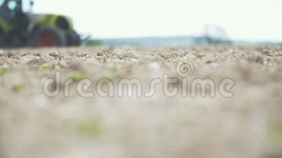 农业农用拖拉机播种栽培田慢苗视频的预览图