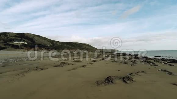 沙和落基海滩视频的预览图