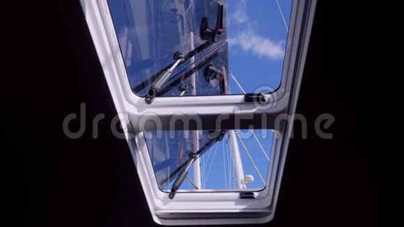 游艇甲板和桅杆通过游艇舱窗的视野视频的预览图