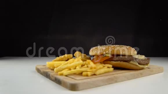 含有成分的汉堡在黑色背景上漂浮在空中孤立无援视频的预览图