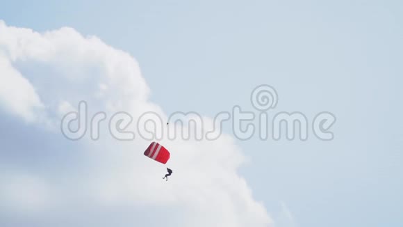 一名携带红色运动降落伞的伞兵迅速飞下来落在观众面前视频的预览图