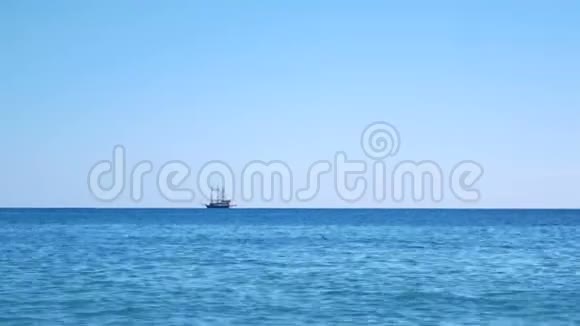 一艘小船在海上航行视频的预览图