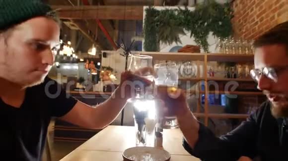 两个人坐在酒吧里喝啤酒视频的预览图