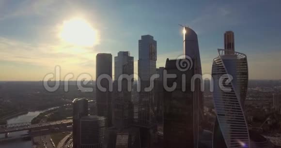 日出时太阳在云层后面您可以鸟瞰莫斯科国际商务中心莫斯科城市摩天大楼视频的预览图