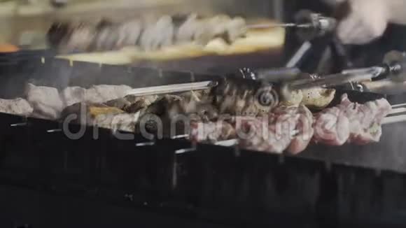 烤烤肉片在剩下的烤肉背景烤串上烤的肉串视频的预览图