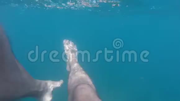 暑假期间雄性的脚在水下游泳年轻人的观点关闭慢动作视频的预览图