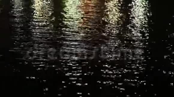 五彩缤纷的城市灯光在水中倒影视频的预览图
