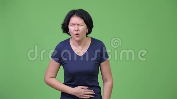 头发短胃疼的女人视频的预览图