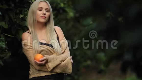 美丽的女人果园里有一篮子水果全高清视频的预览图