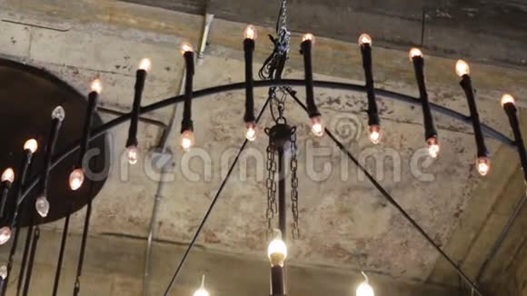 阁楼天花板装饰的经典复古灯泡视频的预览图