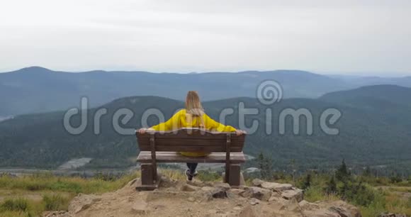 山顶女孩的后景旅游概念视频的预览图