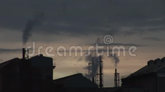 晚上在发电站黑暗的天空剪影烟雾从烟囱里冒出来视频的预览图