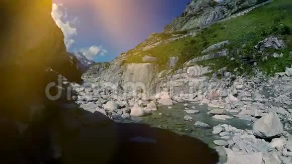 飞越史诗石岩山河鸟瞰风景视频的预览图