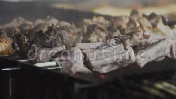 烟从煤串上的油炸肉上升起烤架上的肉视频的预览图