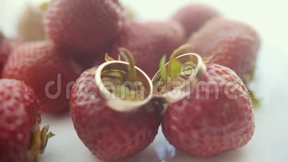 草莓水果的金戒指婚礼的概念视频的预览图