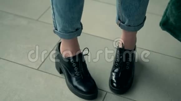 穿时髦鞋子的女人视频的预览图