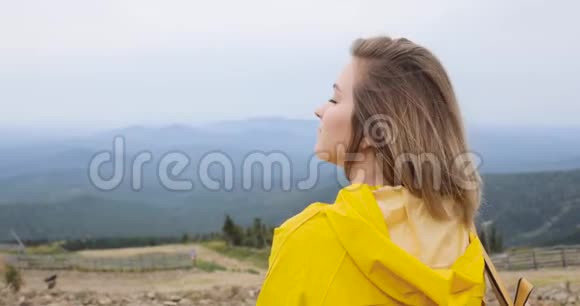 山顶女孩的后景旅游概念视频的预览图