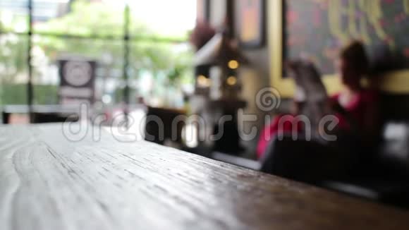 餐厅背景模糊人群的木桌视频的预览图