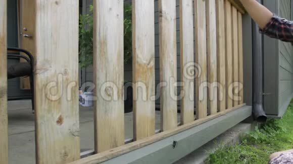女人用画笔画木阶栏杆户外射击视频的预览图
