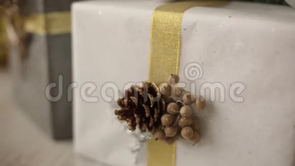 时尚的白色内部手工礼品和礼物装饰丝带和凸起在圣诞树下视频的预览图